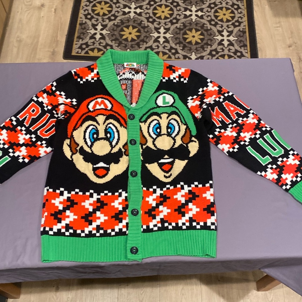Super Mario’s sweater large